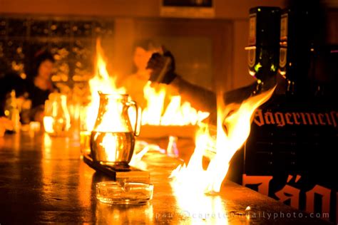 Fire bar - THE FIRE BAR: Novidade no coração da cidade, localizado no Centro Histórico de Curitiba, o bar The Fire abriu as portas recentemente com a proposta de oferecer às gays um barzinho com algo mais “suado”, ou seja, tem labirinto e dark room também para os mais animados. @thefirecwb
